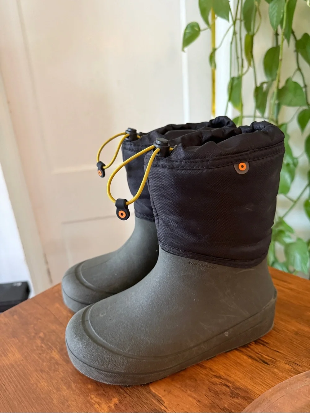 Kids Waterproof Snow Boots - Black and Olive size 1 youth